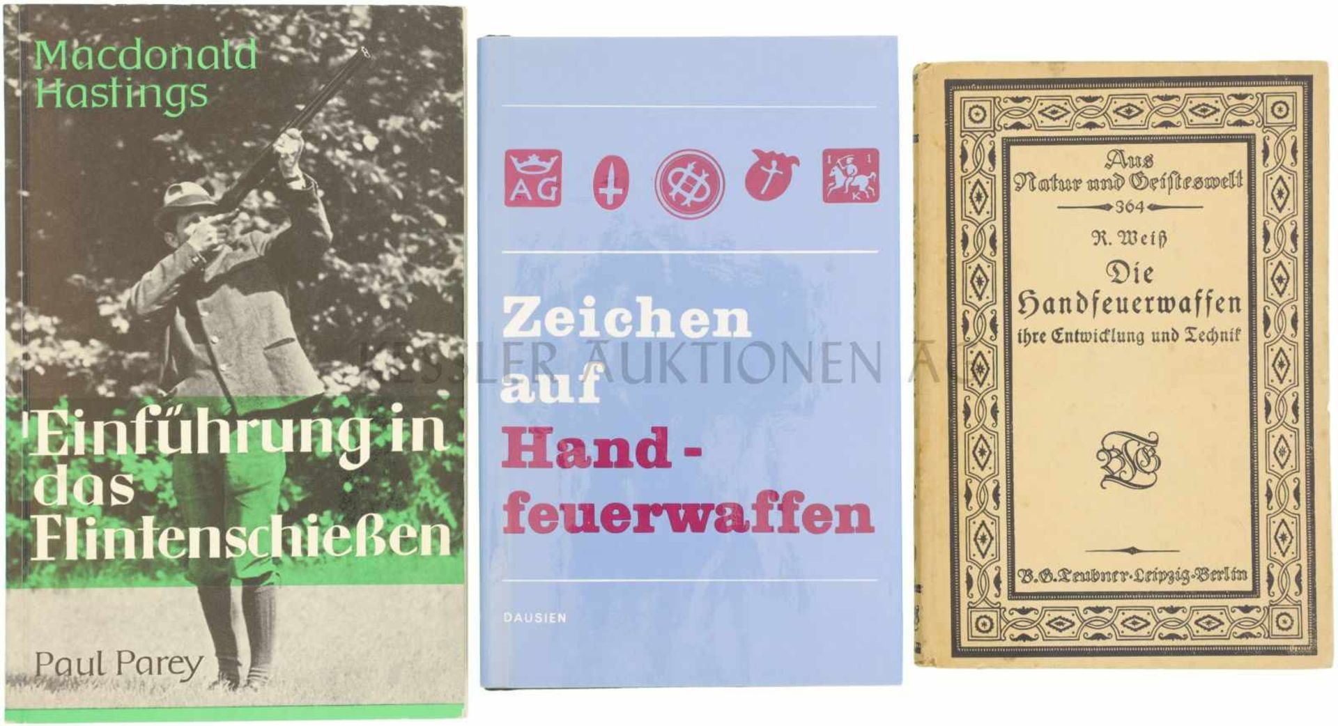Konvolut von 3 Büchern 1. Die Handfeuerwaffen, ihre Entwicklung und Technik, Autor R. Weiss, 2.