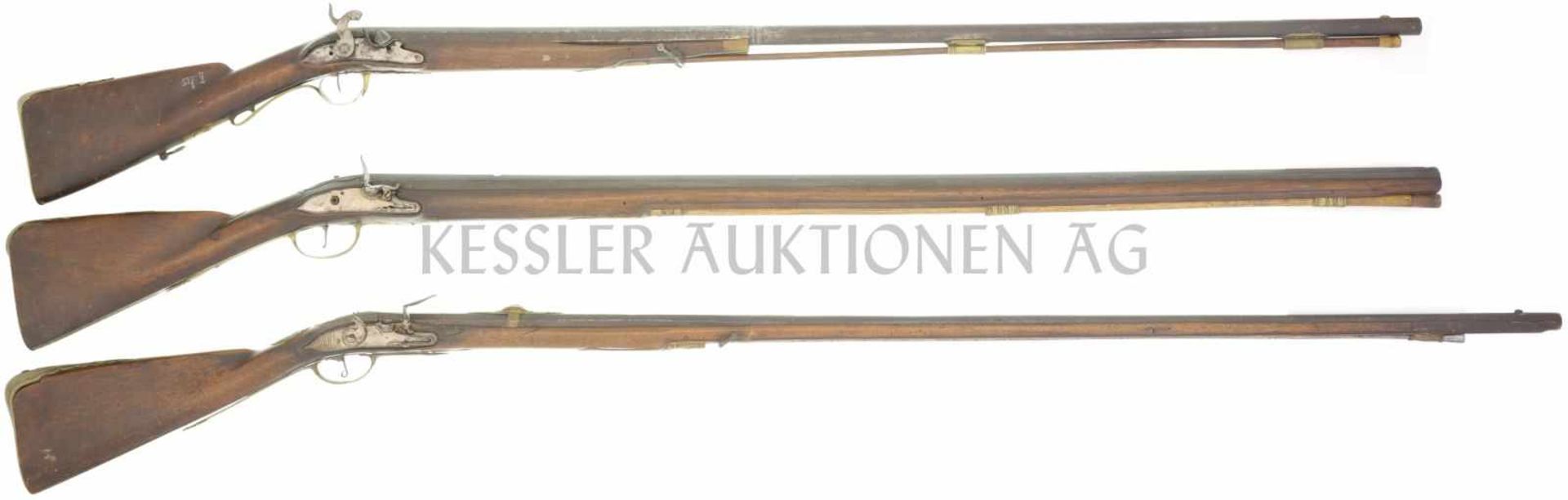 Konvolut von 3 Vorderladergewehren 1. Steinschlossjagdgewehr, Kal. 10mm, LL 1250mm, TL 1630mm,