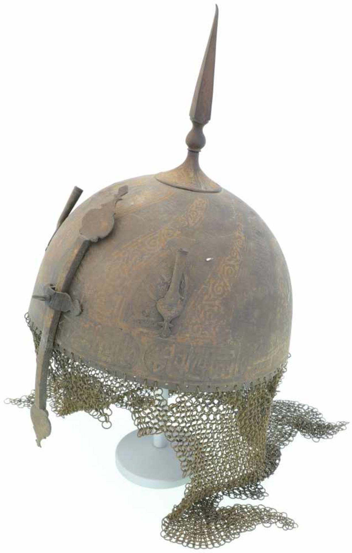 Helm "Kulah Kud", Persien/Indien Helmglocke mit Ätzgravur, lanzenförmige Spitze, 2 Federhülsen.