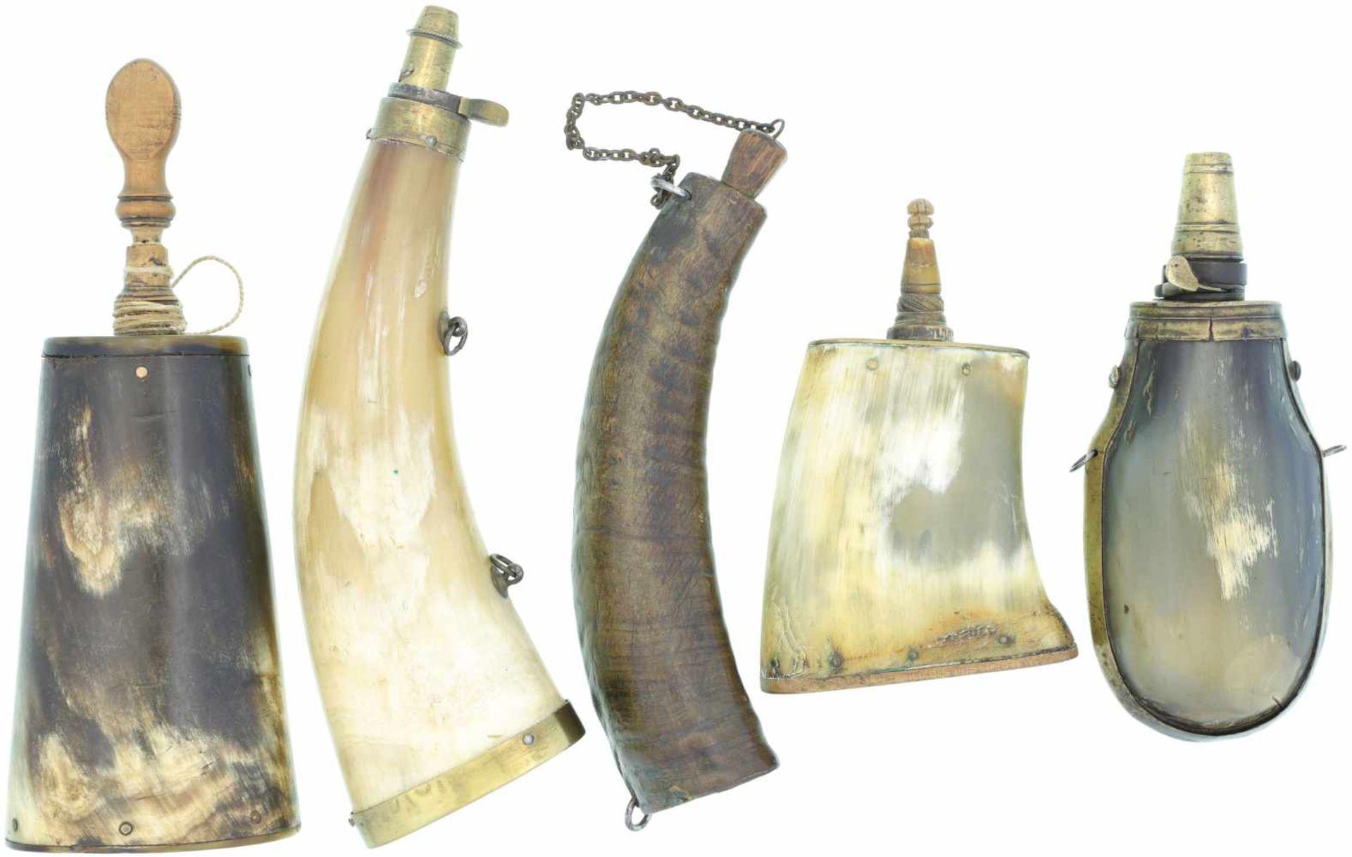 Konvolut von 5 Pulverflaschen Alle aus Horn gefertigt, 2 Flaschen mit Dosierer aus Messing, die