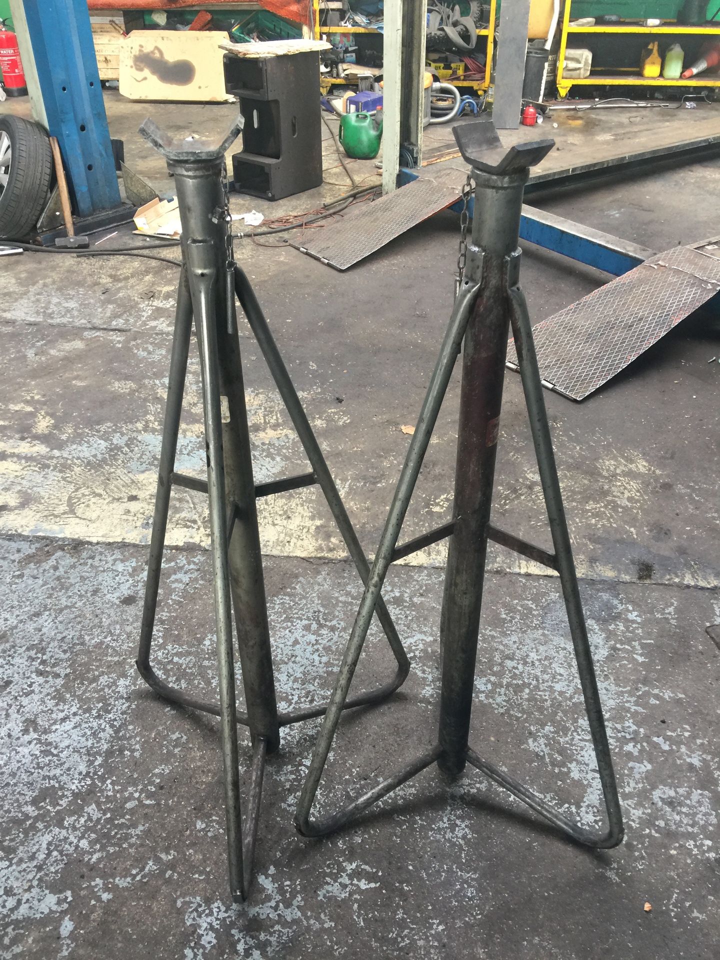 A pair of Axle Stands LEIC