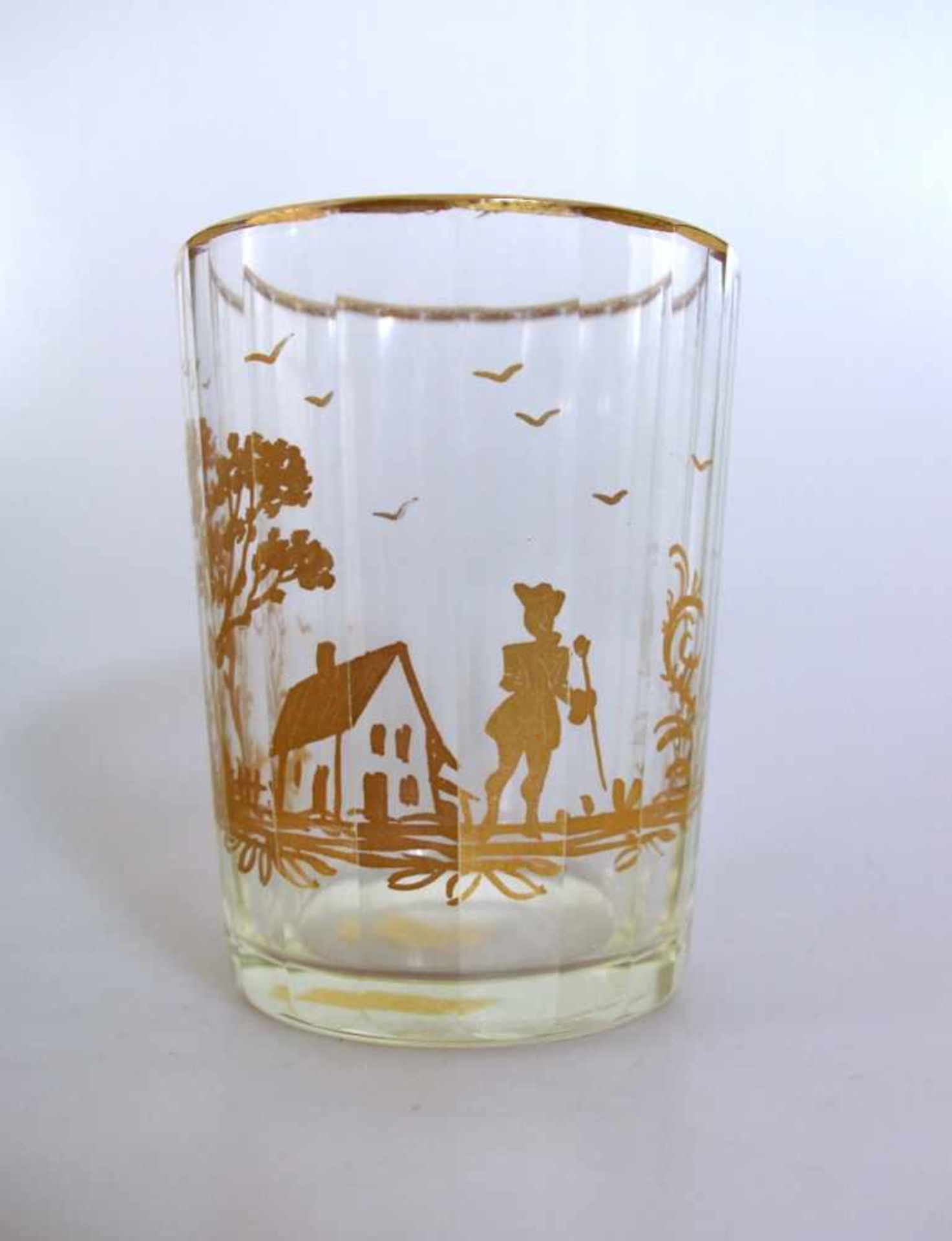 Glasbecher, 1.H.19.Jh., farbloses Glas mit facettierter Wandung und Goldmalerei, h. 9,5cm