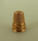 Kleiner Fingerhut, umlaufend mit Floraldekor, Gelbgold 585, h. 21mm, 4,9g.