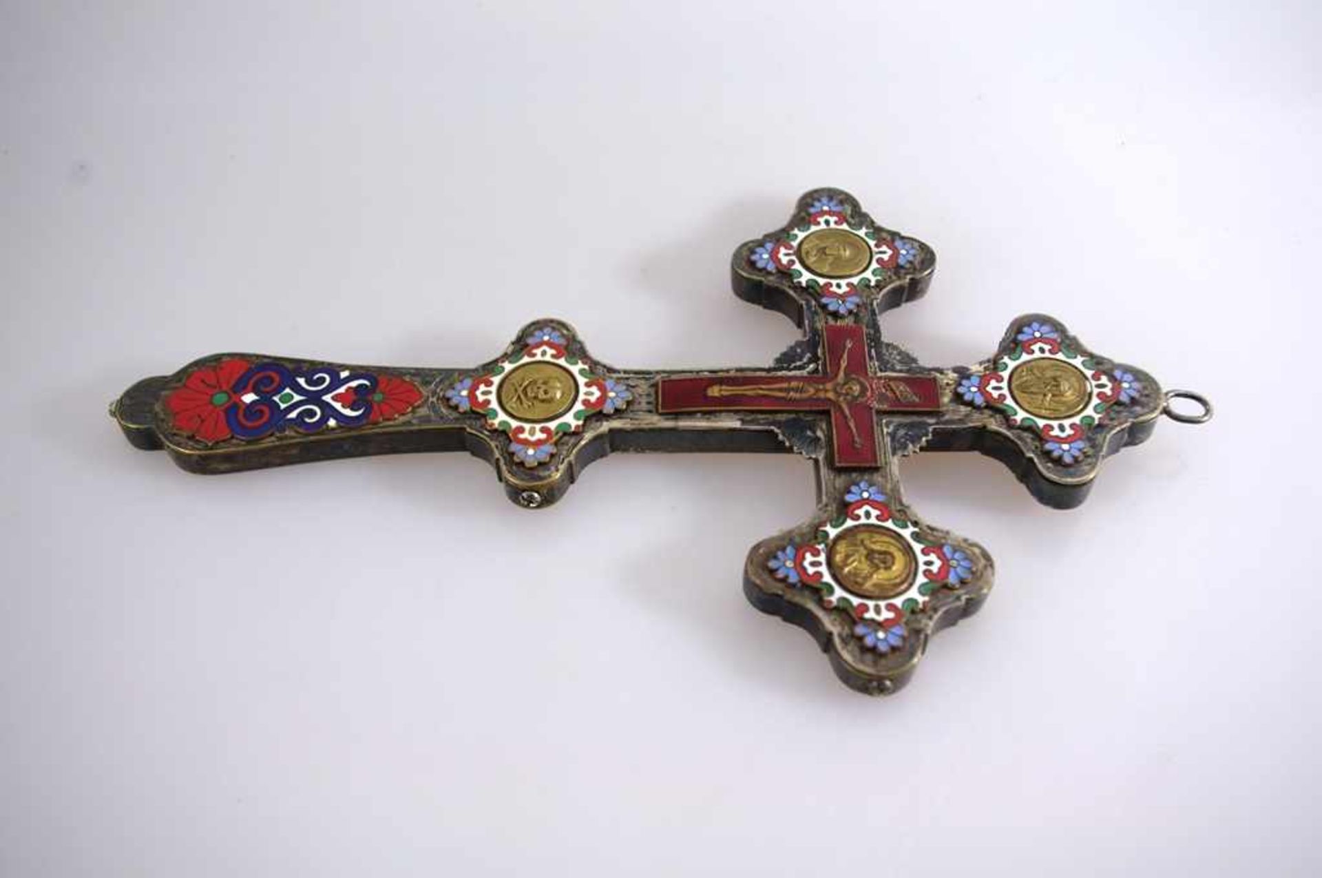 Kruzifix 19.Jh., Metall versilbert mit Cloisonne, fein gearbeitetes Kruzifix, auf der Rückseite - Bild 3 aus 3