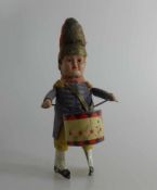 SCHUCO - Tanzfigur, Preussischer Soldat mit Trommel, Germany Vorkrieg, Uhrwerk intakt, Kleidung