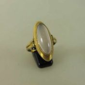 Goldring Gelbgold 333 mit Mondstein, RG 18mm, 3,6g.