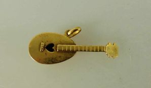 Anhänger in Form einer Gitarre, Gelbgold 750, l. 32mm, 2,7g.