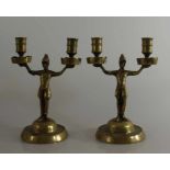 Paar Kerzenleuchter, Messing, stehender Ritter zwei Brennstellen haltend, h. 20cm