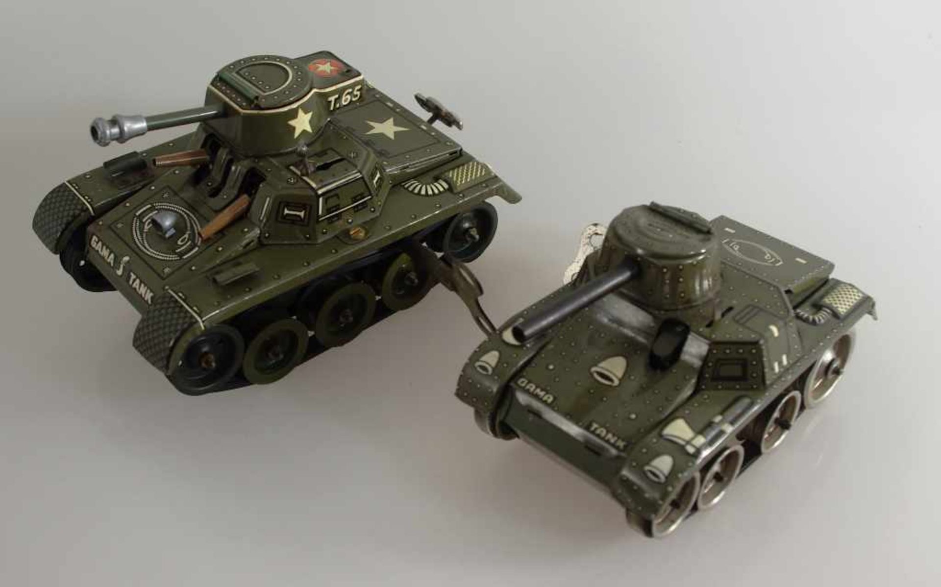 Blechspielzeug - 2 Panzer GAMA - T-65 gem. Made in US-Zone und Made in Western Germany, tlw. min.