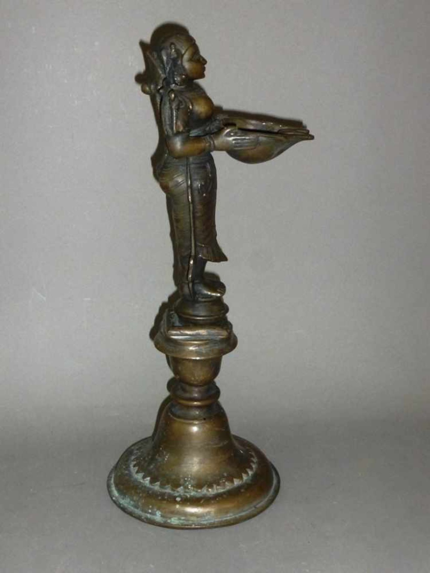Hinduistische Öllampe, Dipa Lakshmi, Süd - Indien 18./19. Jh., Gelbguss, Öllampe in Gestalt der - Bild 2 aus 2