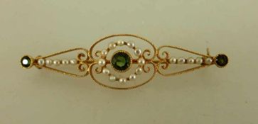 Antike Brosche, Gelbgold 585 mit Flussperlen und wohl Peridot besetzt, l. 5,2cm, 3,6g.