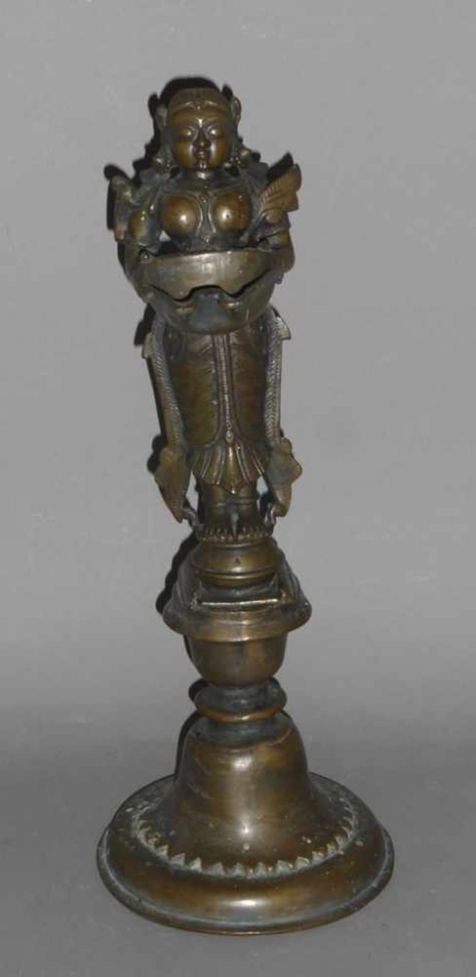 Hinduistische Öllampe, Dipa Lakshmi, Süd - Indien 18./19. Jh., Gelbguss, Öllampe in Gestalt der