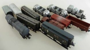 Konvolut Eisenbahnwaggons, unterschiedliche Hersteller, u.a. PIKO, Roco, tlw. min. besch., bitte