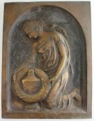 Jugendstil Plakette, Metall bronziert, Junge Frau einen Kranz über Urnengefäß legend, 46cm x 34,5cm