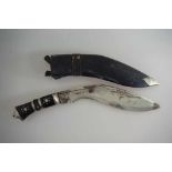 Kukri, Indien Mitte 20.Jh., Lederscheide mit 2 kleinen Messer, l. 35cm
