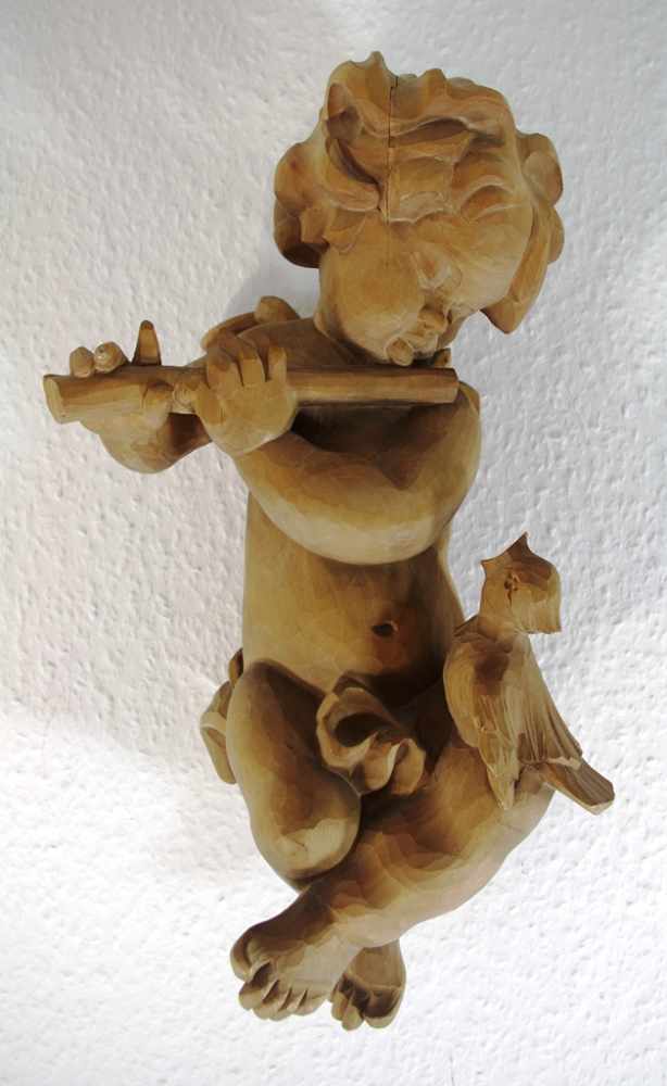 Holzfigur um 1970, Putto mit Querflöte, Holz geschnitzt, ein Finger fehlt, l. 45cm