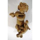 Holzfigur um 1970, Putto mit Querflöte, Holz geschnitzt, ein Finger fehlt, l. 45cm