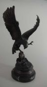 Moigniez, Jules (1835 Senlis - 1894 St. Martin-du-Tertre), Skulptur "Adler bei Beuteschlag",