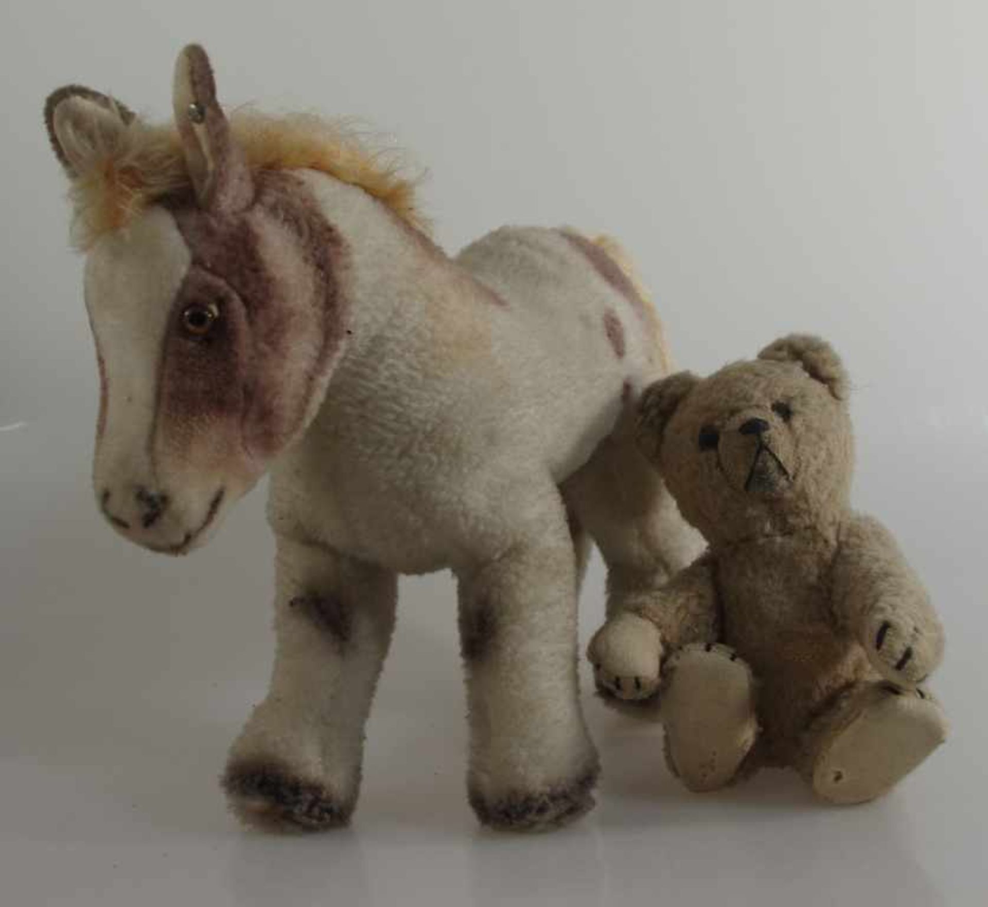 2 Stofftiere, Pferd Steiff und Teddybär, um 1950/60, Spielspuren