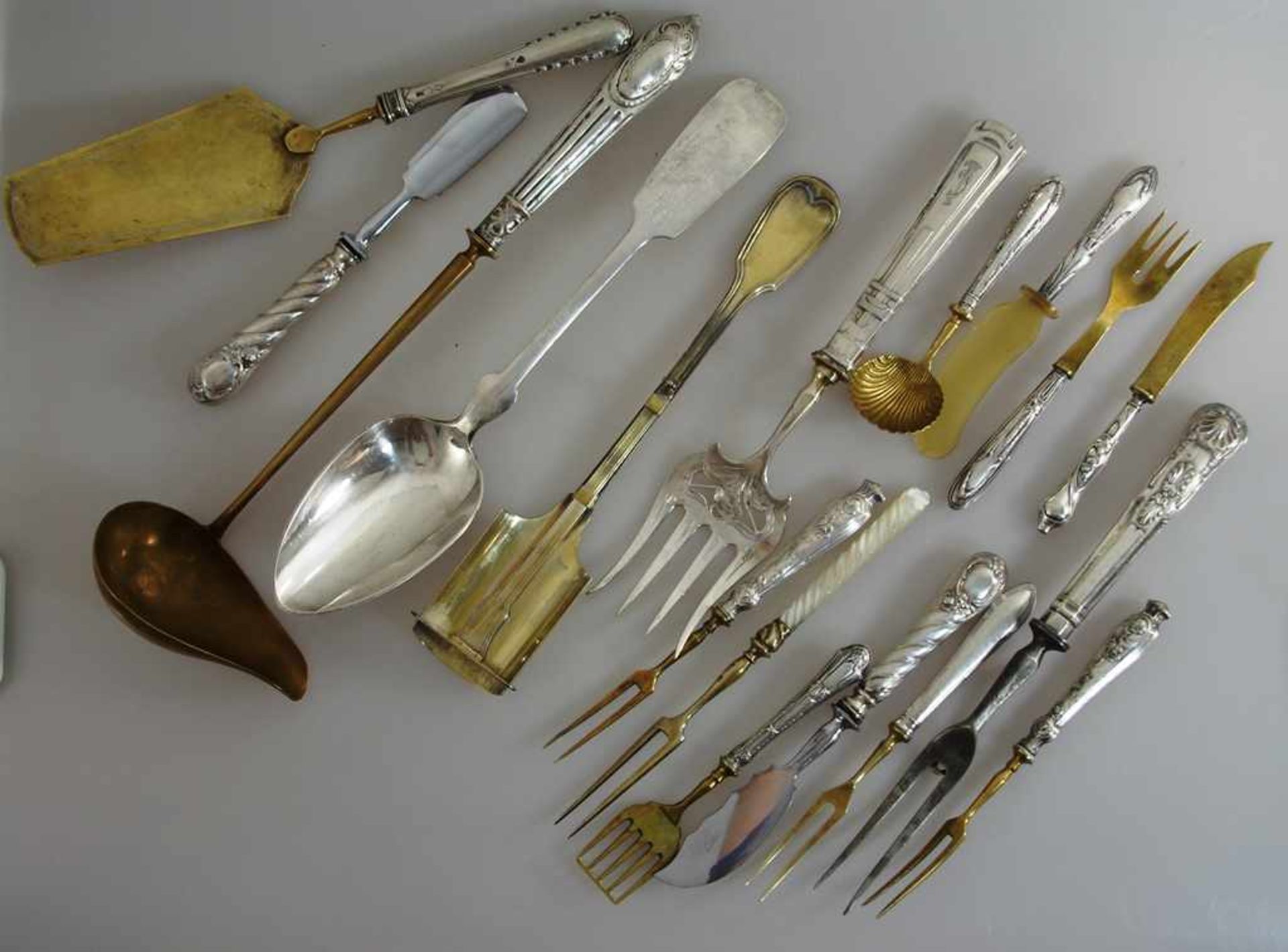 17 Vorlegeteile um 1900, Vorlegelöffel (Silber 800), Soßenkelle, Zuckerlöffel, Tortenschaufel,
