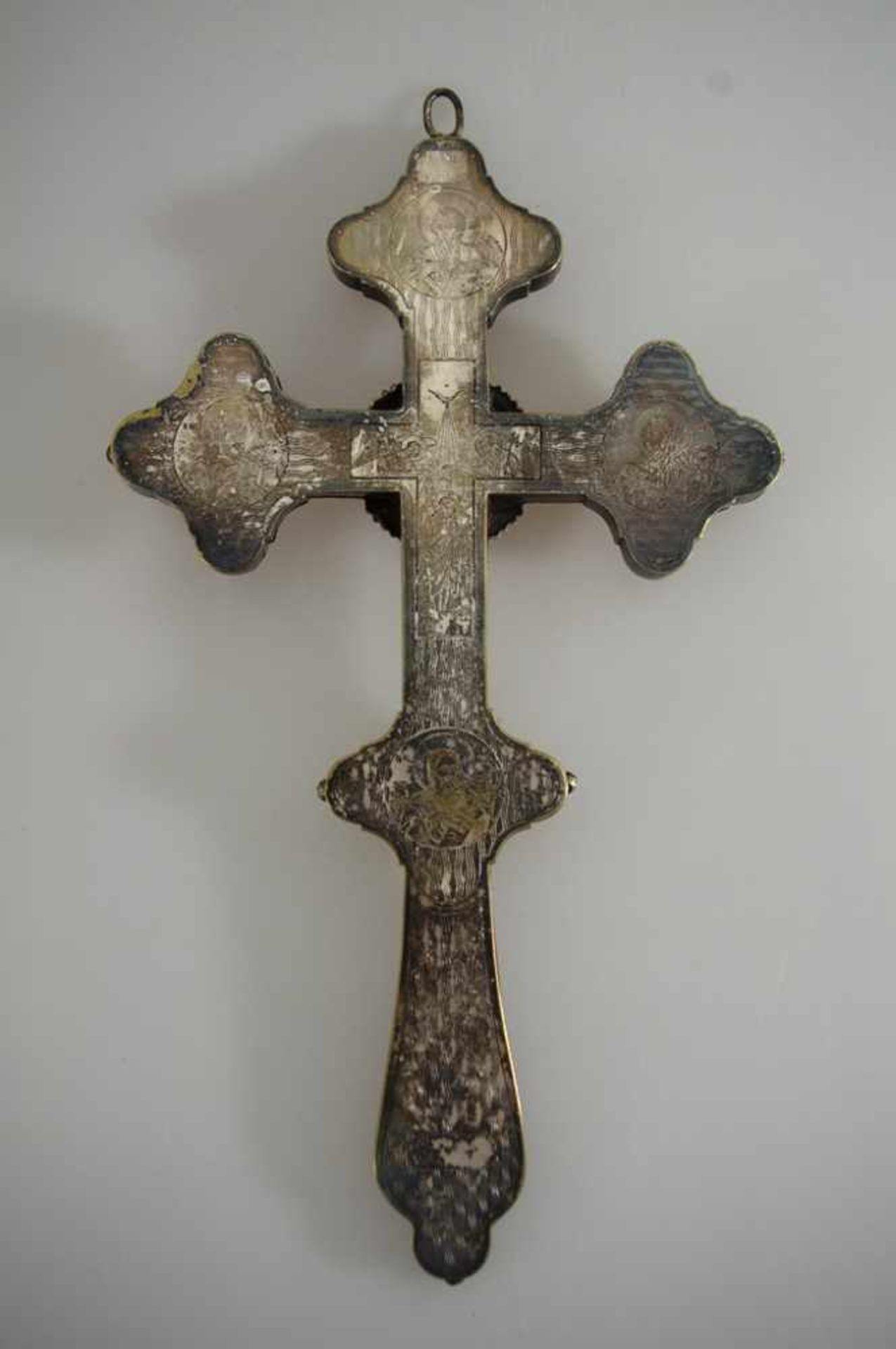 Kruzifix 19.Jh., Metall versilbert mit Cloisonne, fein gearbeitetes Kruzifix, auf der Rückseite - Bild 2 aus 3