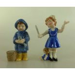 2 Kinderfiguren, Kopenhagen, Junge im Regenmantel mit Fisch - Mädchen mit Handspiegel u. Puppe,