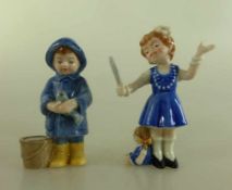 2 Kinderfiguren, Kopenhagen, Junge im Regenmantel mit Fisch - Mädchen mit Handspiegel u. Puppe,