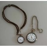 2 Taschenuhren um 1920, Damentaschenuhr (def.) an Haarkette, silberne Herrentaschenuhr, Werk läuft