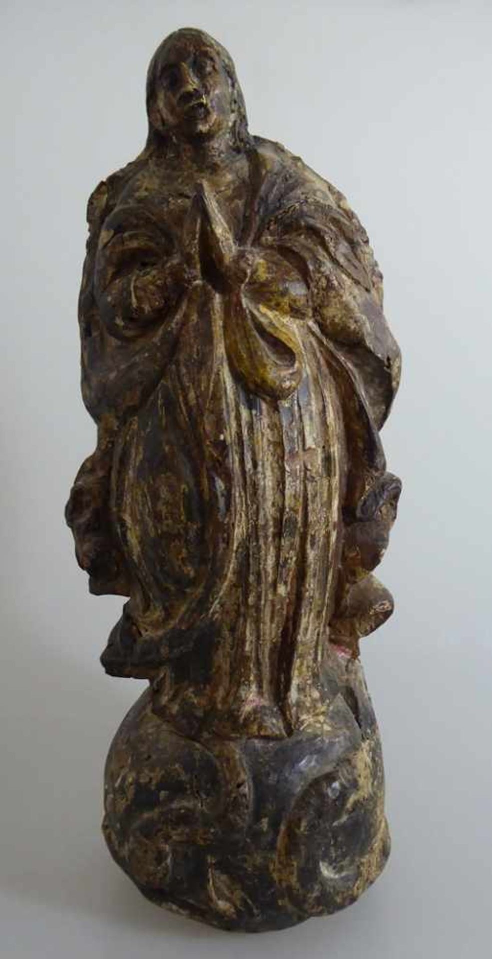 Holzskulptur, Madonna, 17./18.Jh., auf einer Weltkugel mit Schlange stehend, über dem bodenlangen