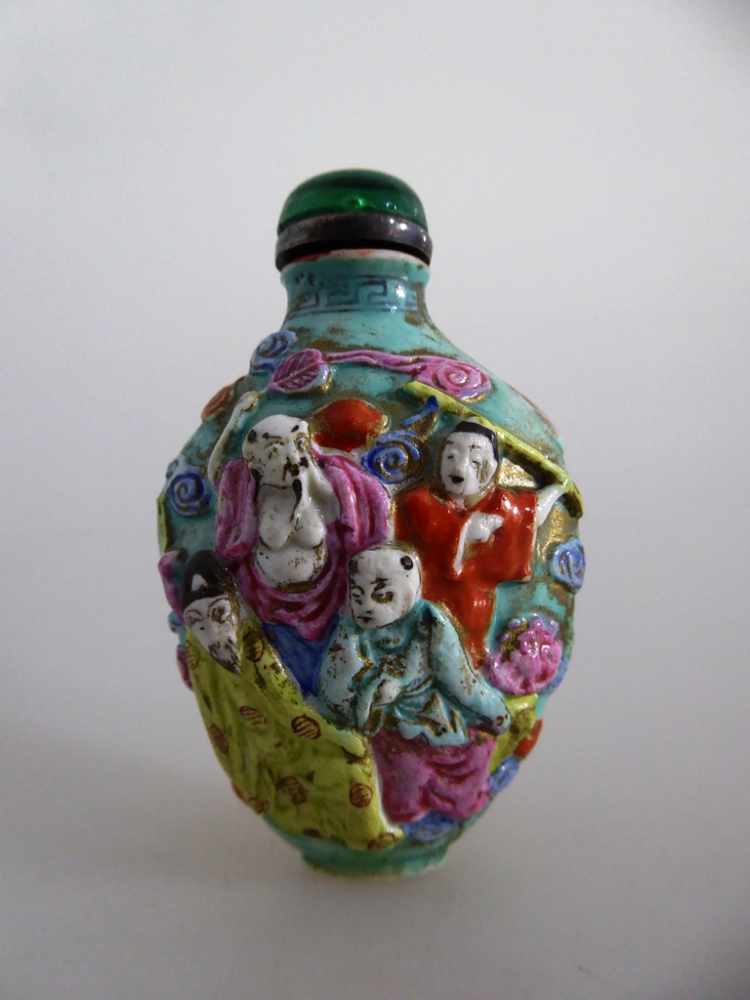 Snuff Bottle, China um 1900, Porzellan, gemodeltes Relief in Emaillefarben, umlaufend - Image 2 of 2