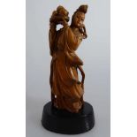 Skulptur, China, Junge Frau eine Schale mit Früchten tragend, Holz fein geschnitzt, auf ebonisierten