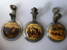 3 seltene Bierkrug Zinndeckel m. Porzellaneinlage, Scherzdeckel mit Suchbilder "Suche Rinaldo