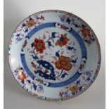 Imari Platte, Japan 19.Jh., Blütenmalerei in Unterglasurblau u. Eisenrot, an der Wandung Haarriss,