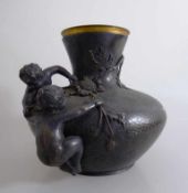 Figürliche Vase, wohl Frankreich, Jugendstil um 1900, Messing versilbert/Silberzinn, ovoider