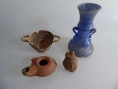 4 antike Ausgrabungen, Ton / Glas, Öllampe, Schälchen (besch.), Doppelhenkelvase, Fragment einer