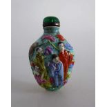 Snuff Bottle, China um 1900, Porzellan, gemodeltes Relief in Emaillefarben, umlaufend