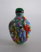 Snuff Bottle, China um 1900, Porzellan, gemodeltes Relief in Emaillefarben, umlaufend
