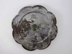 China - Tang Dynastie (618 - 907), Blütenförmiger Bronze - Spiegel, die mittige Öse wird von zwei