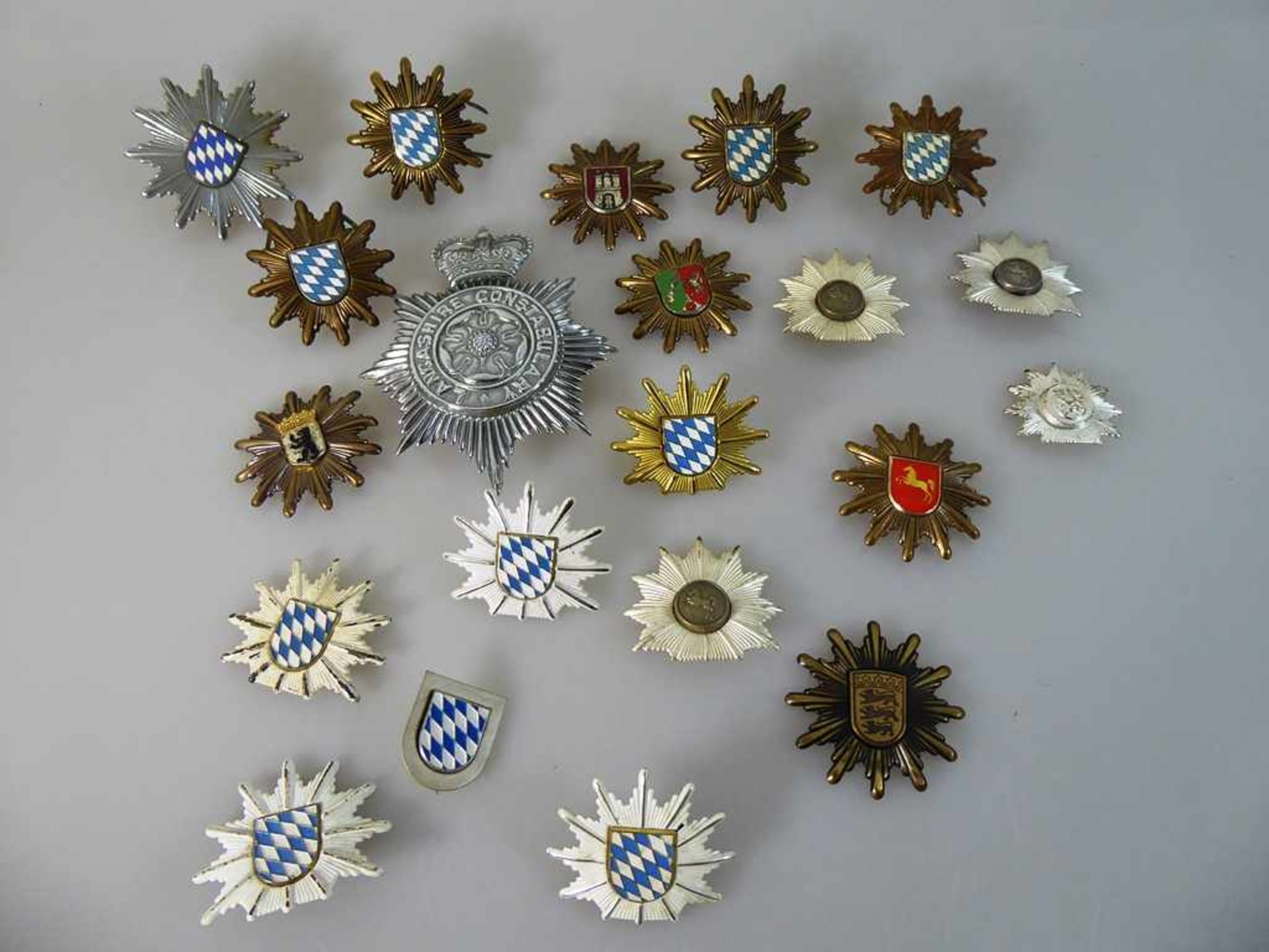 Diverse Polizeiabzeichen / Mützensterne, meist Deutschland, 1960/70er Jahre, insg. über 20 Stück