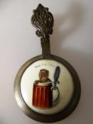 Bierkrug Zinndeckel m. Porzellaneinlage, Scherzdeckel "Nach dem Affen kommt der Kater", um 1900