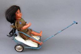 Puppenwagen, 1950er Jahre, mit Schildkröt Puppe, Indianermädchen "Manuela", min. Spielspuren