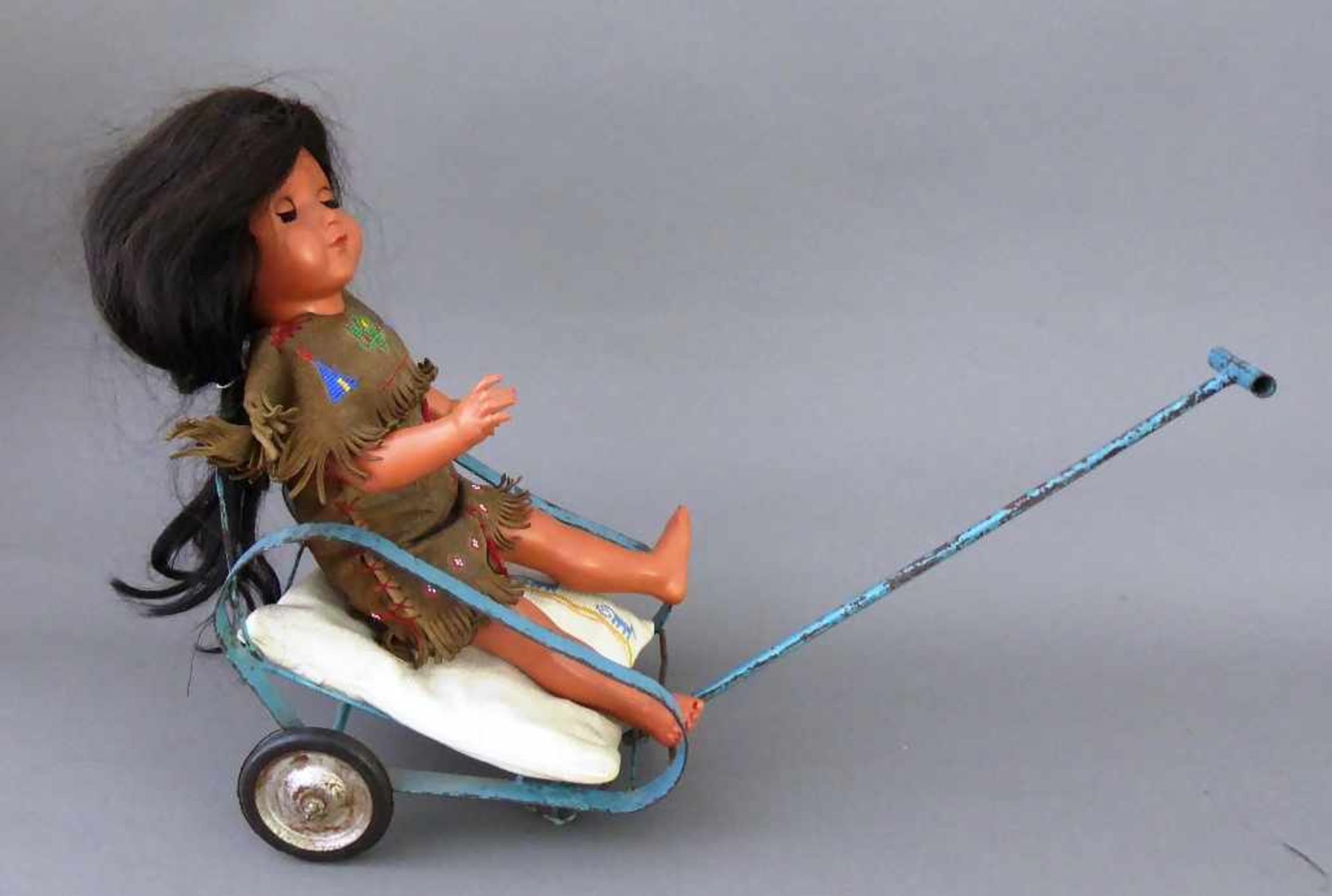 Puppenwagen, 1950er Jahre, mit Schildkröt Puppe, Indianermädchen "Manuela", min. Spielspuren