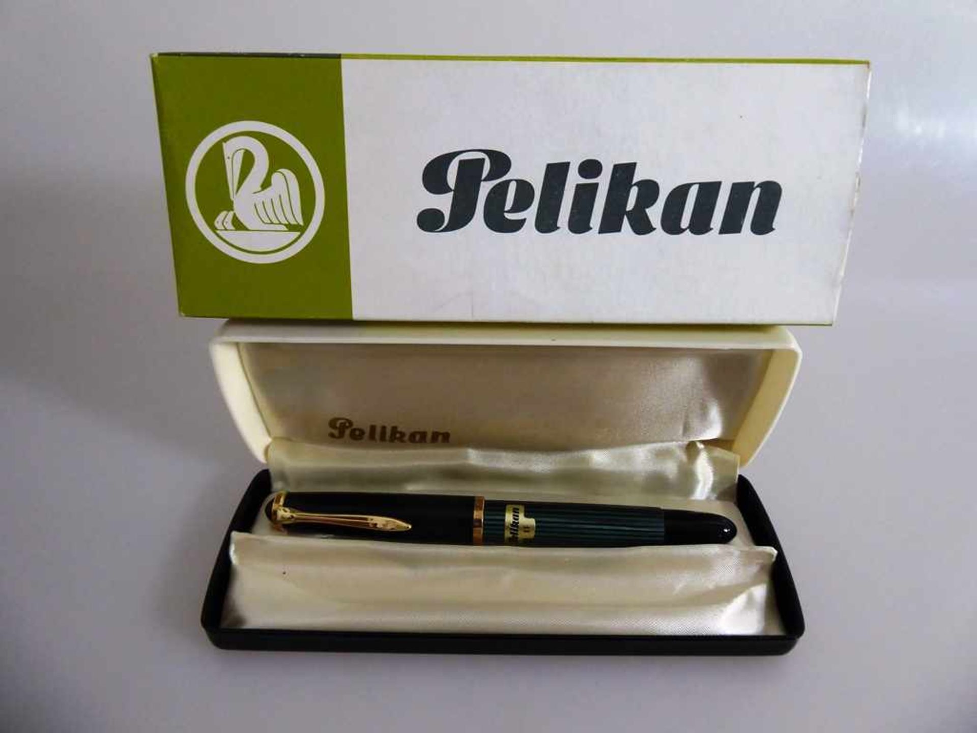 Pelikan Kolbenfüller 400, grün-schwarze Stresemann-Streifen, 14 Karat / 585er Goldfeder, im orig.