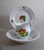 Meissen Kaffeegedeck, Schwertermarke / Knaufschwerter, Weißporzellan mit polychromer Blumenmalerei