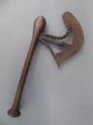 Prunk-Axt, Songe, Dem. Rep. Kongo, Griff mit Kupferapplikationen, Klinge mit zwei Köpfen, l. 43cm
