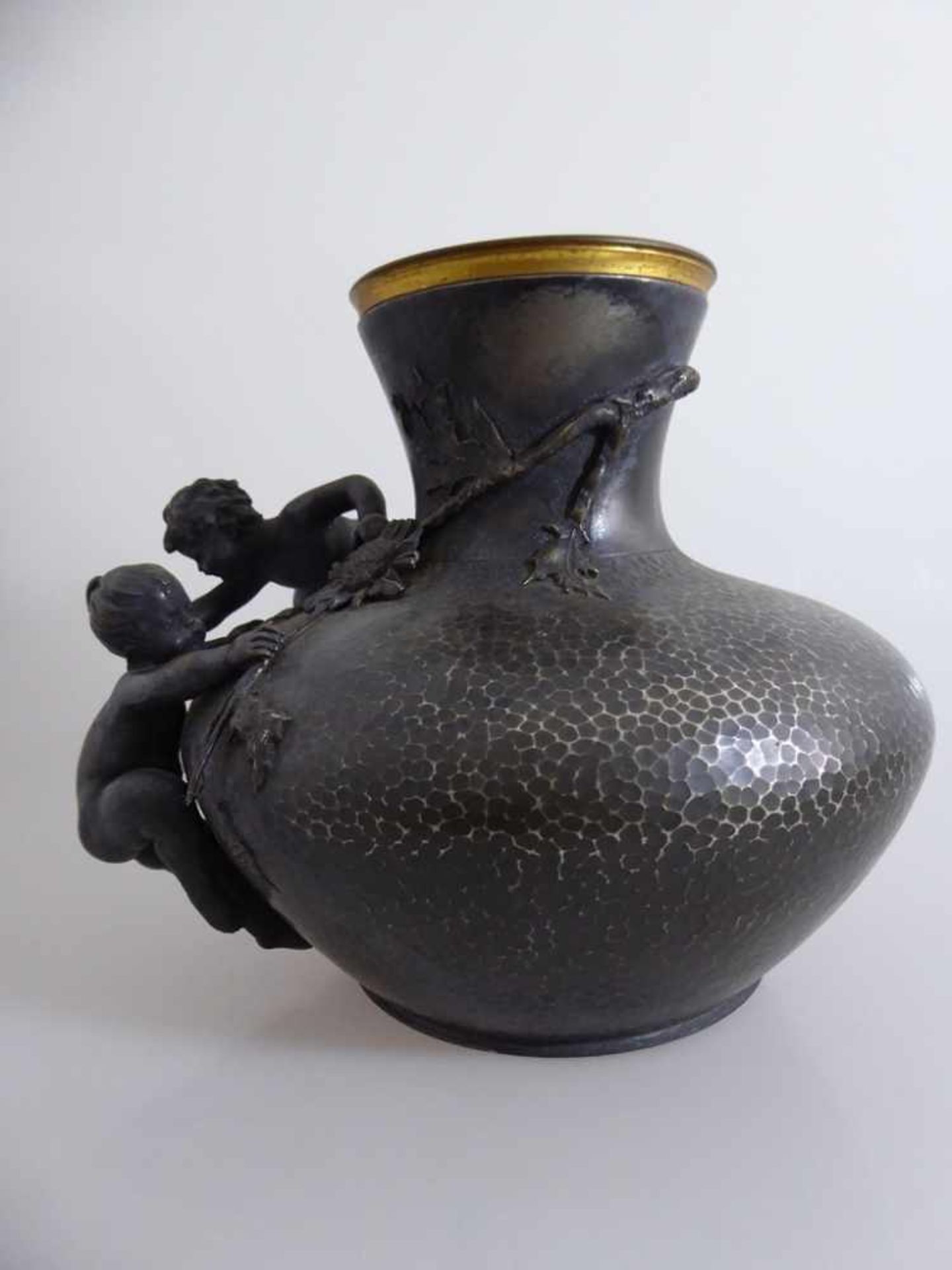 Figürliche Vase, wohl Frankreich, Jugendstil um 1900, Messing versilbert/Silberzinn, ovoider - Bild 2 aus 2