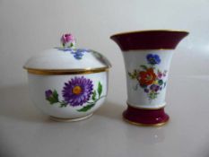 2 Teile Meissen Schwertermarke, Deckeldose mit polychromer Blumenmalerei (Knauf min. best.) und