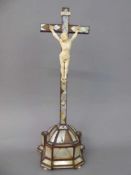 Kruzifix, süddeutsch 18.Jh., Standkruzifix, fein geschnitzter Korpus aus Elfenbein, 4-Nagel-Typus, 2