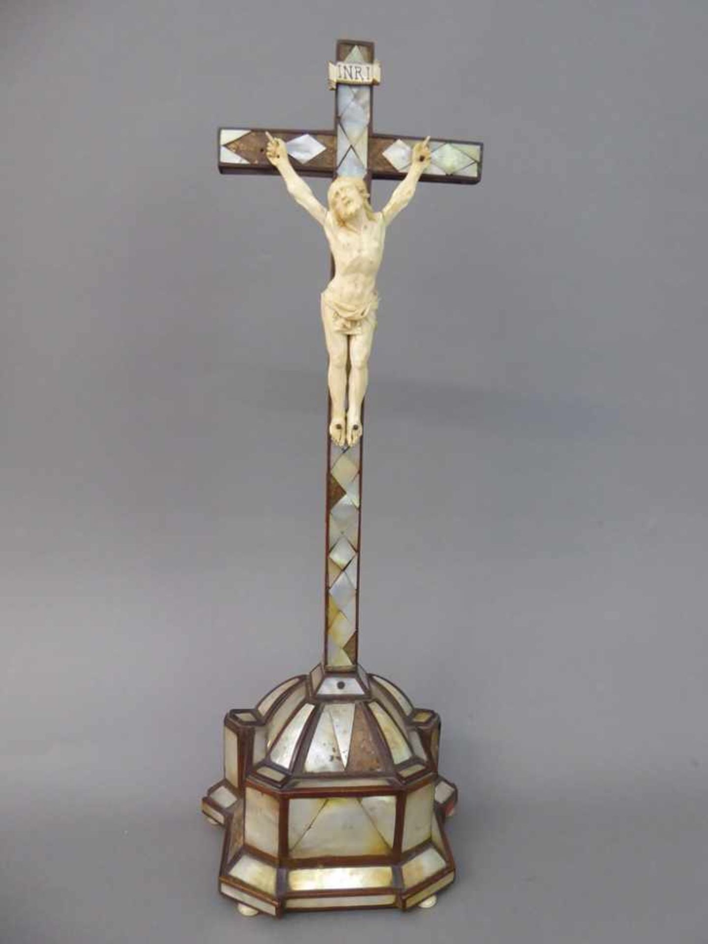 Kruzifix, süddeutsch 18.Jh., Standkruzifix, fein geschnitzter Korpus aus Elfenbein, 4-Nagel-Typus, 2