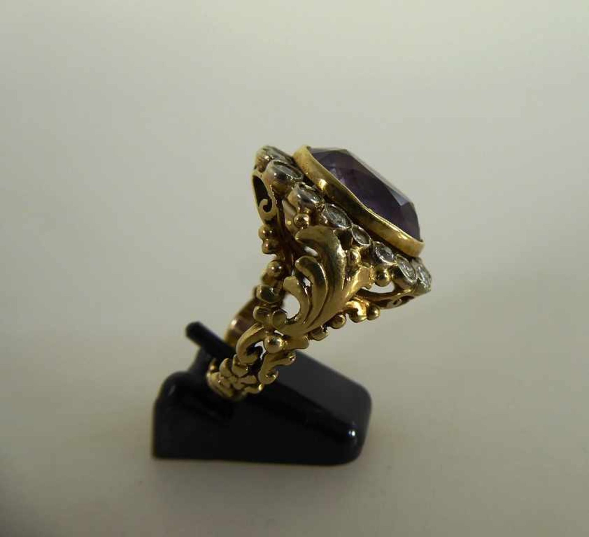 Antiker Amethyst-Ring, Gelbgold 585, besetzt mit oval facettierten Amethyst, umgeben von 17 - Image 2 of 2